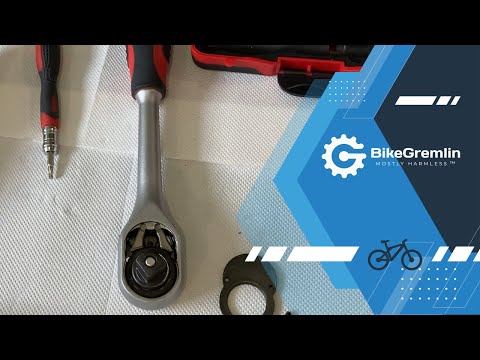 Lubricating and cleaning a ratchet tool