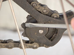 Removing grit from chain pulley teeth