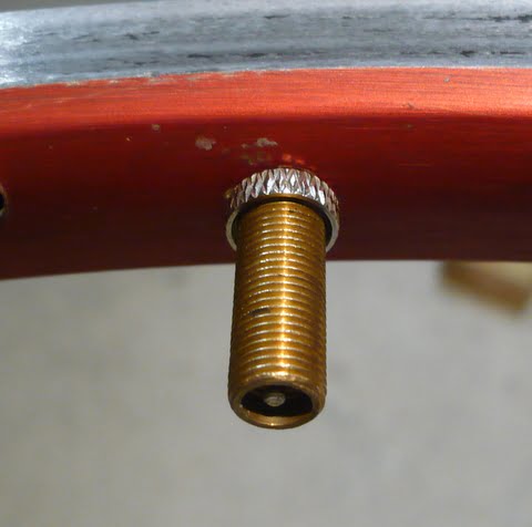 Schrader valve with threads