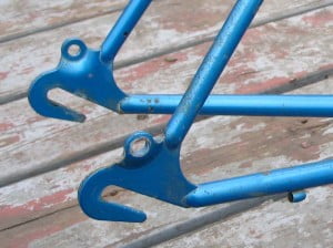 Rear dropout without derailleur hanger - requires derailleur with a built in hanger.