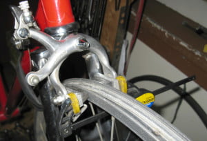 Brake mounted in the middle of the fork