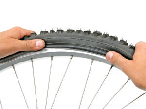 Finally, the last part is put onto the rim. Make sure not to pinch the tube. Use finger or mounting lever to put it out of the way before mounting the tyre.