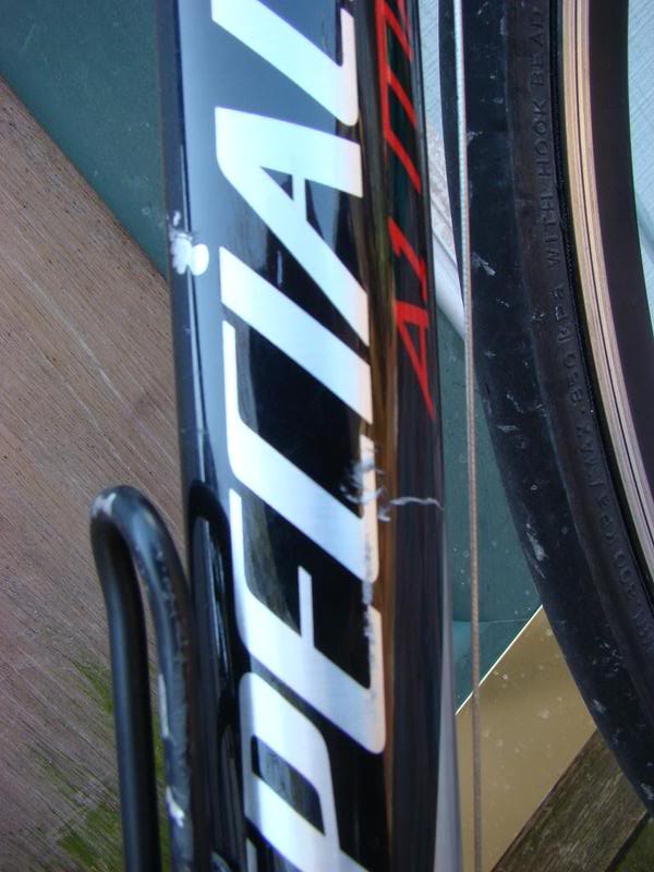 Aluminium frame with chipped paint. This is no problem - except the looks.