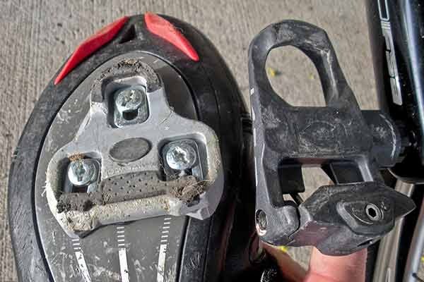 Road clipless shoe with cleat and pedal