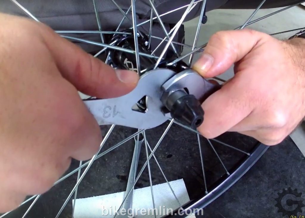 Tightening cones deals rear wheel