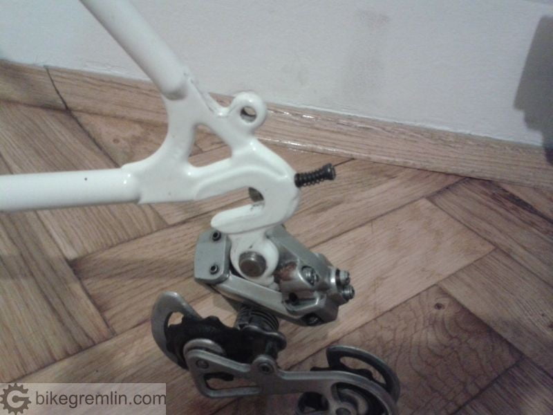 Rear derailleur and rear axle distancers are mounted