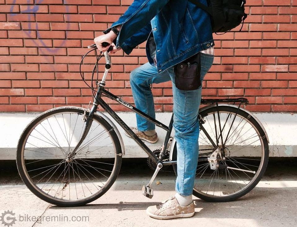 Saddle placed low, so that ground can be reached from the saddle, on a bicycle with high pedals. Picture 6a