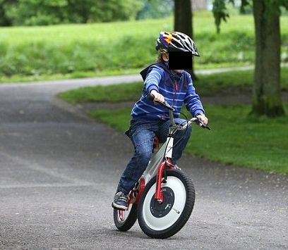 Proper cornering, with leaning of the bicycle. Picture 2