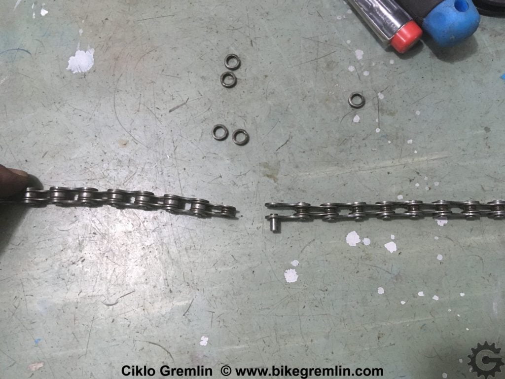Removing rollers from a part of the chain. Picture 1a
