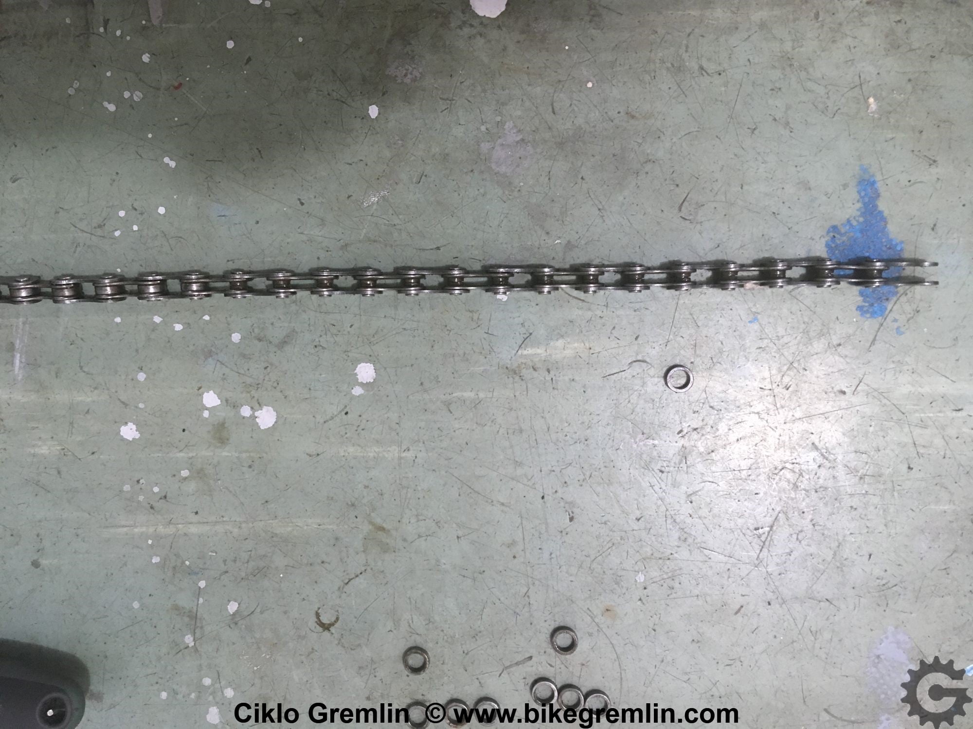 Chain with rollers removed from one part of it. Picture 1c
