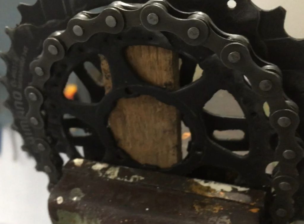Worn chain under load on a chainring. Picture 12b