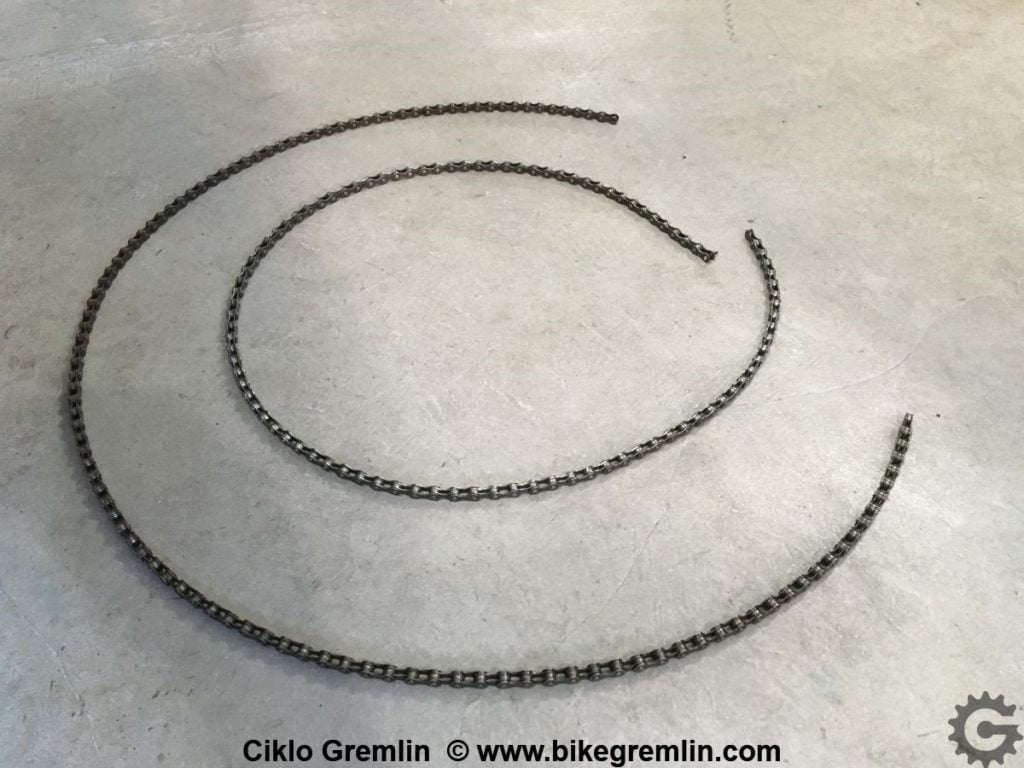 Two chains bent sideways as much as they allowed. The worn chain is bent into a circle of a smaller diameter, since it has more sideways play. Picture 10