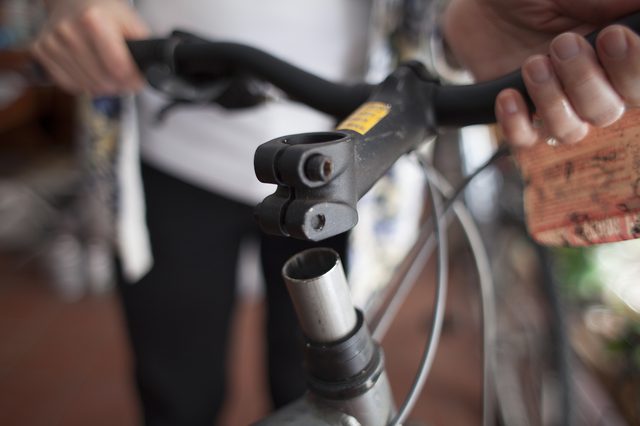 Placing stem on top of spacers on a steerer tube; Source: www.livestrong.com; Picture 4b;