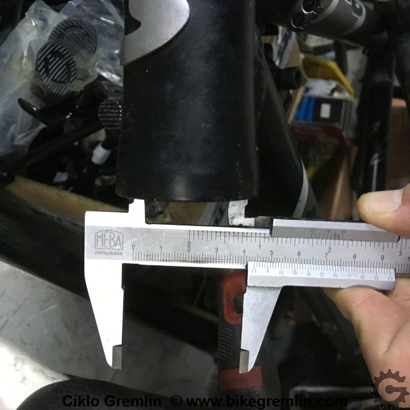 Measuring head tube opening bottom inner diameter. Picture 5b