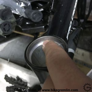 Head tube bearing support groove for integrated bearings. Picture 6