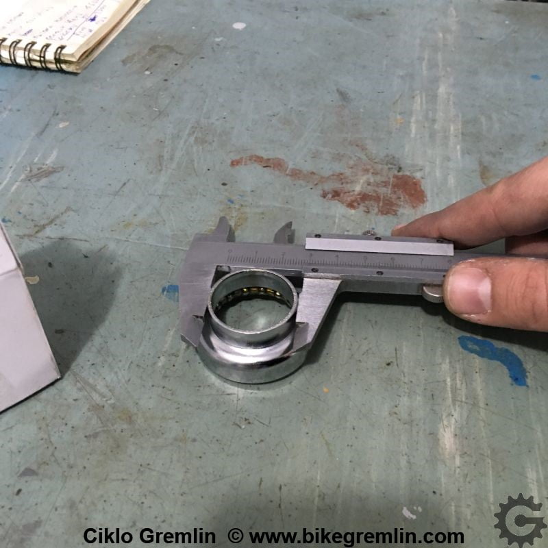 Measuring external bearing cup outer diameter Picture 9
