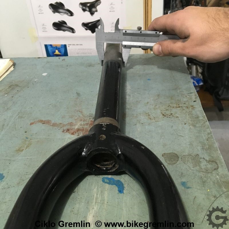 Measurement of a threadless fork steering column (outer) diameter. Picture 5b