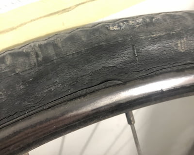 Bicycle tyre with cracked sidewalls