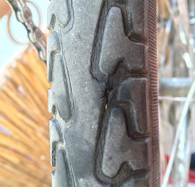 Aged and cracked tyre tread