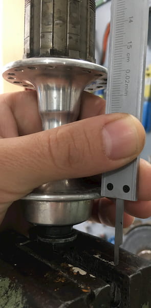 Measuring distance from hub's end to the flange