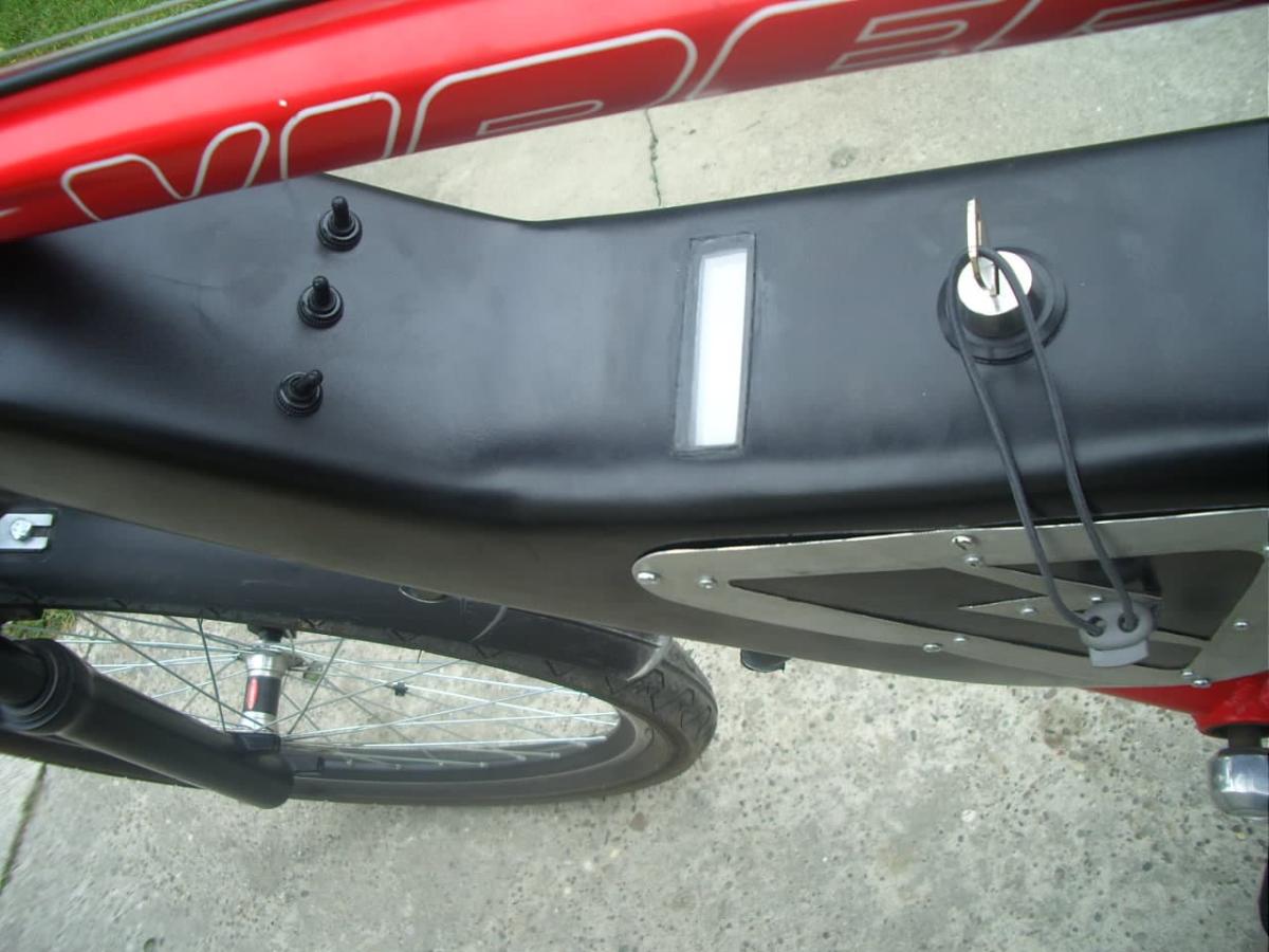 Battery housing mounted on an electric bicycle