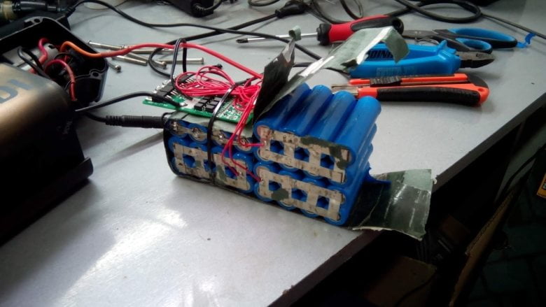 Connecting Li-ion battery cells