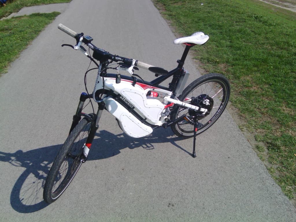 Specialized bicycle modified to an electric bicycle - left profile