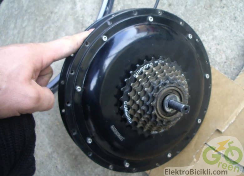 A 7-speed freewheel cassette mounted on the motor