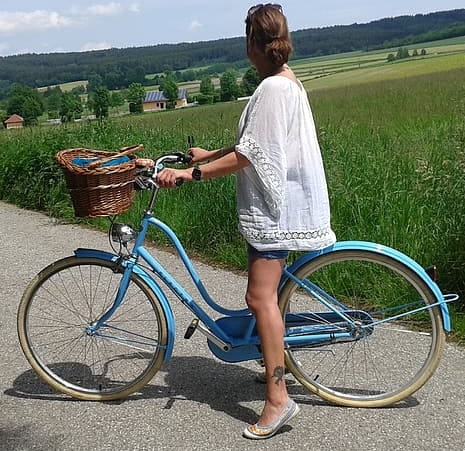 "Women's" bicycle - that can be mounted without lifting a leg over the high, horizontal top-tube, or over the rear wheel