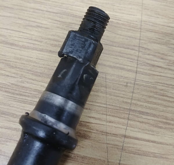 Square taper axle broken due to fretting