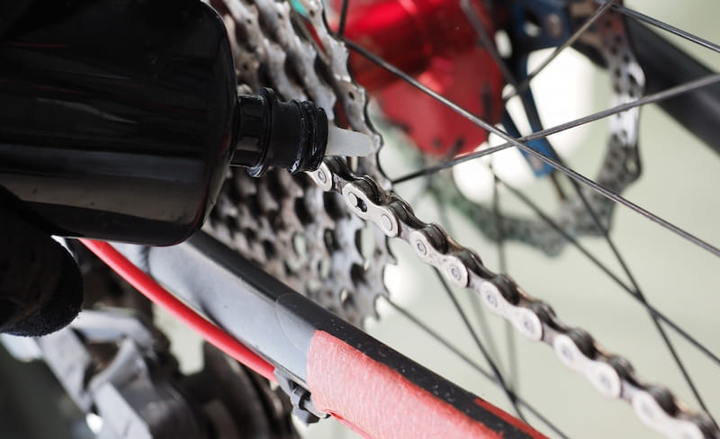 How to lubricate a bicycle chain?