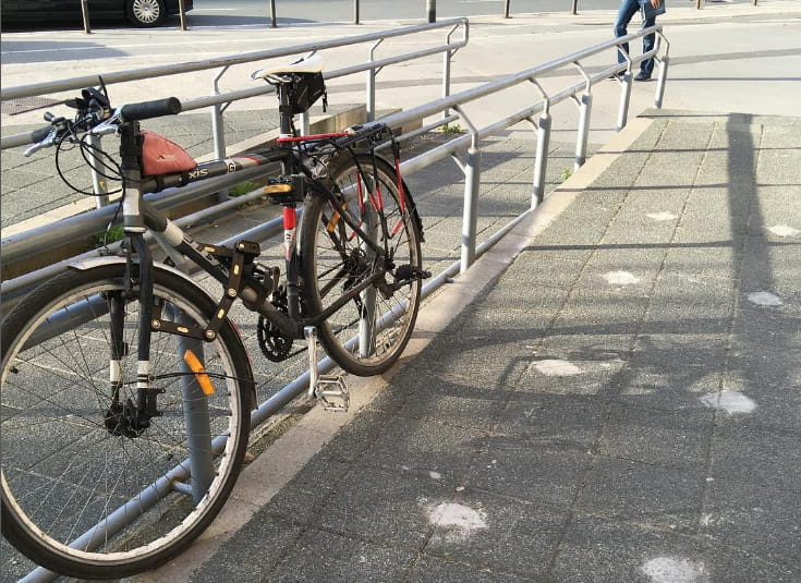 How to securely lock a bicycle in high-theft areas