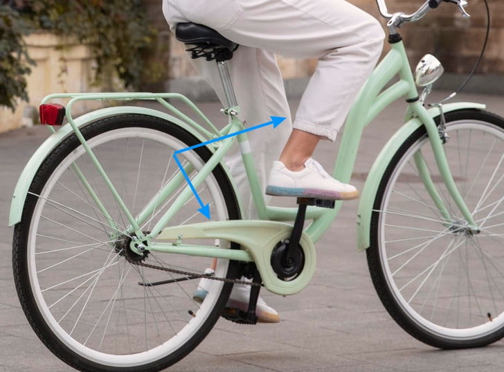 A full-length chainguard on a single-speed city bicycle